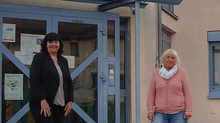 Nach den Kommunalwahlen 2020 schauten beide noch in eine gemeinsame politische Zukunft, nun ist das Vertrauen zerrüttet. 2. Bürgermeisterin Ute Becker (rechts) hat im Namen der WG Motten von 1.  Bürgermeisterin Katja Habersack (links) den Rücktri...