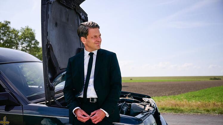 Bestatter Wolfgang Habedank (Holger Stockhaus) ist diesmal nicht direkt in den Fall involviert. Er k&uuml;mmert sich stattdessen um Melanie Harms, deren Cousin ermordet wurde. Und er hat &Auml;rger mit seinem Wagen, der immer wieder liegen bleibt.