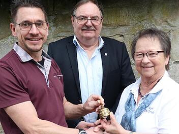 &Uuml;bergabe der Sitzungsglocke von der scheidenden VdK-Vorsitzenden Gudrun Grimmer an den neuen Vorsitzenden Andreas Hilbig (li.); mit im Bild ist der stellvertretende VdK-Kreisvorsitzende, Ditmar Mania.