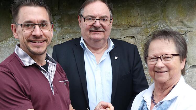 &Uuml;bergabe der Sitzungsglocke von der scheidenden VdK-Vorsitzenden Gudrun Grimmer an den neuen Vorsitzenden Andreas Hilbig (li.); mit im Bild ist der stellvertretende VdK-Kreisvorsitzende, Ditmar Mania.