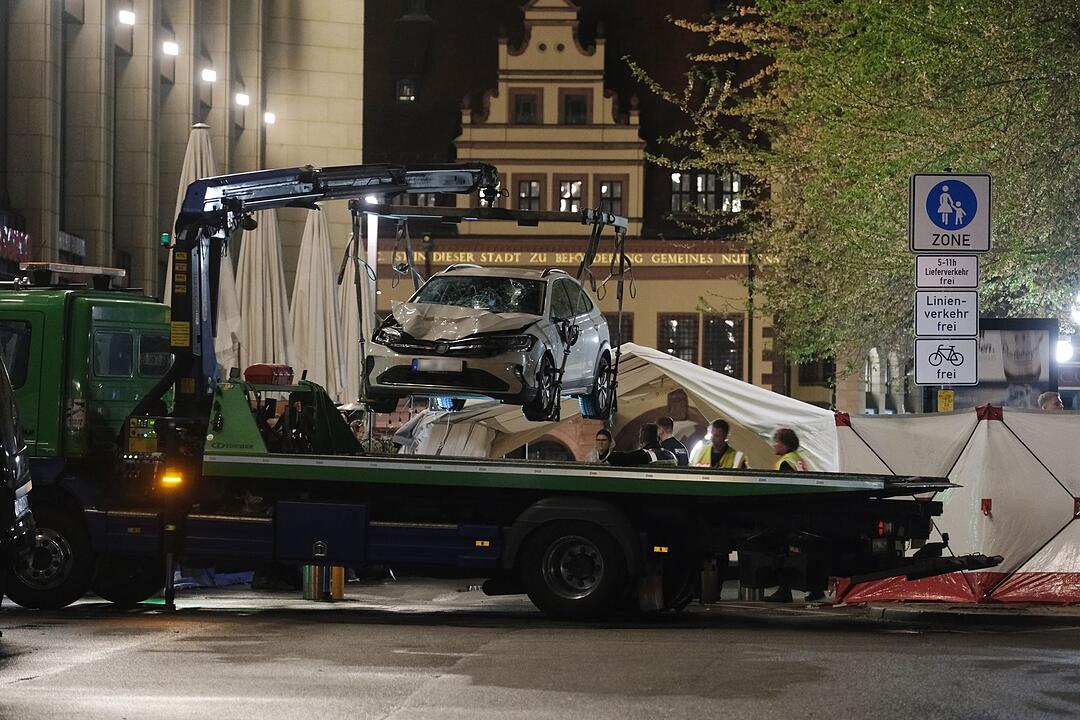 Auto in Leipzig in Menschengruppe gefahren