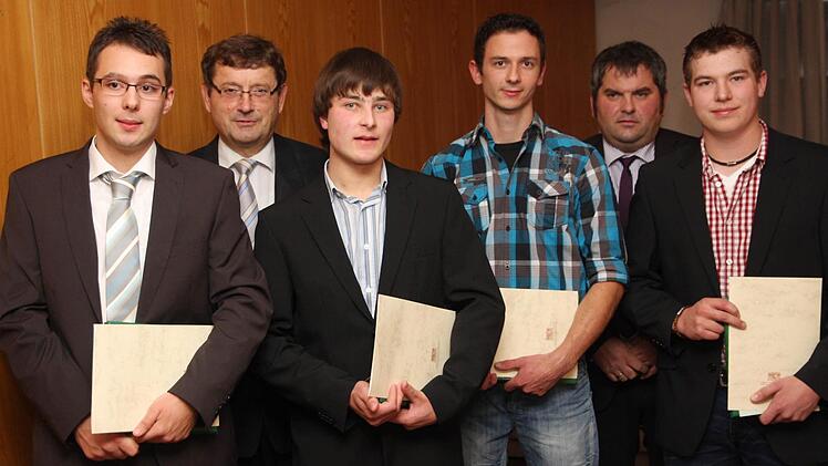 Von links: Marcel Müller (1,39), Hans Vetter (Prüfungsausschussvorsitzender), Christian Böhmer (1,64), Sebastian Hornung (1,69), Klaus Reininger (Ausbildungsberater), Sebastian Porzelt (1,69).