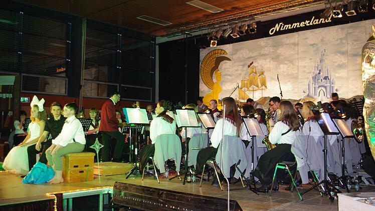Am Samstag und Sonntag reiste das Symphonische Blasorchester Küps gemeinsam mit begeisterten Gästen nach Nimmerland.