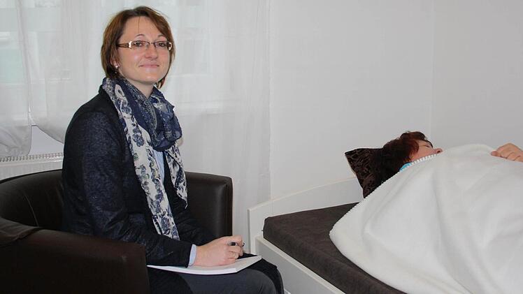 Daniela Neubauer in ihrer Hypnosepraxis. Sie ist überzeugt: "Aus jedem Leben können wir etwas lernen. " Foto: Pohl