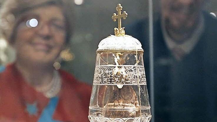 In dem Kristallzylinder befindet sich die ungewöhnlich große Knochenreliquie Kunigundes.  Foto: Matthias Hoch