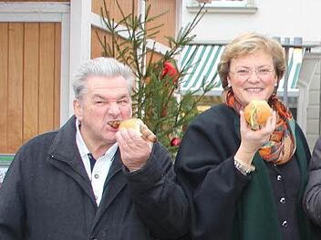 Am Freitag vergangener Woche hat Monika Hohlmeier (rechts) auf dem Marktplatz eine Coburger Bratwurst gegessen und versprochen, sie als regionale Besonderheit zu retten. Foto: Helke Renner