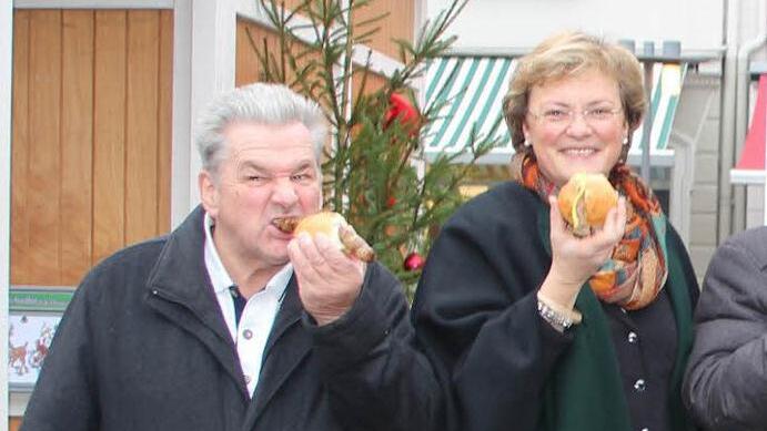 Am Freitag vergangener Woche hat Monika Hohlmeier (rechts) auf dem Marktplatz eine Coburger Bratwurst gegessen und versprochen, sie als regionale Besonderheit zu retten. Foto: Helke Renner