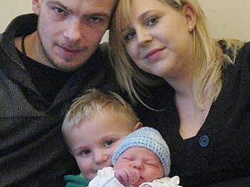 Familie Holewa-Grünewald begrüßte am 1. Januar als ihr jüngstes Mitglied das Kronacher Neujahrsbaby Levi-Finn. Foto: Frankenwaldklinik