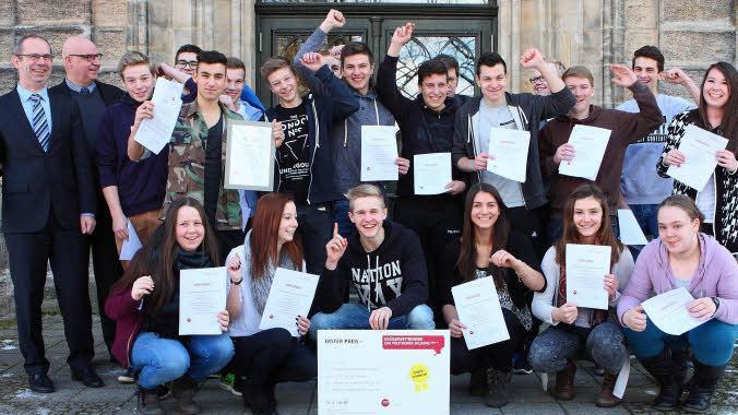 Für die Klasse 10d war der Sieg beim Wettbewerb für politische Bildung eine echte Überraschung. Die Schüler hatten einen Fotoroman (ganz oben) zum Thema "Designer-Drogen" entwickelt. Fotos: Katja Nauer