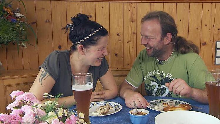 Bauer Simon und Michi beim Weisswurstfrühstück.