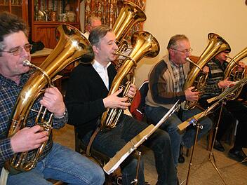 Die "Nothelfer" bei einer ihrer Proben im Staffelsteiner Pfarrheim. Foto: Matthias Einwag