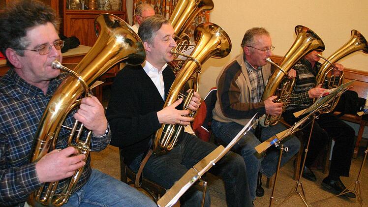 Die "Nothelfer" bei einer ihrer Proben im Staffelsteiner Pfarrheim. Foto: Matthias Einwag