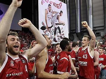 Nicolo Melli, Yassin Idbihi, Andi Obst, Darius Miller und Leon Radosevic (v .l.) feiern ausgelassen mit den Fans den Sweep.