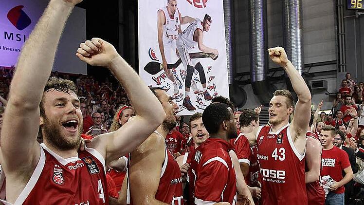 Nicolo Melli, Yassin Idbihi, Andi Obst, Darius Miller und Leon Radosevic (v .l.) feiern ausgelassen mit den Fans den Sweep.