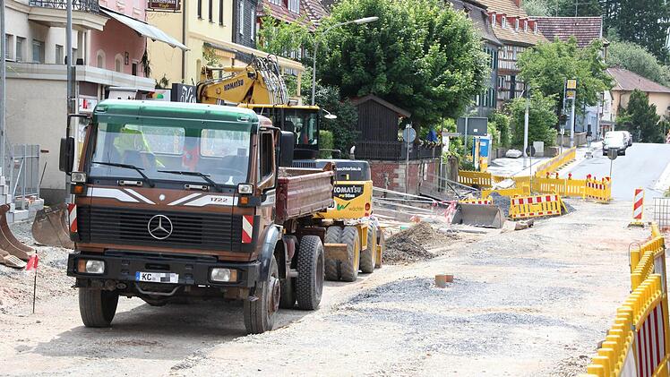Zwischen der Einmündung der Staatsstraße und der Sparkasse wird gebaut.  Foto: Friedwald Schedel