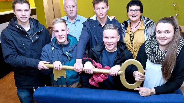 Freuen sich über den Jugendtreff: Fabian Martin, Max Noah, Rainer Sitzmann, Leon Wahler, Marcus Noah, Gabi Ebert und Jana Wahler.