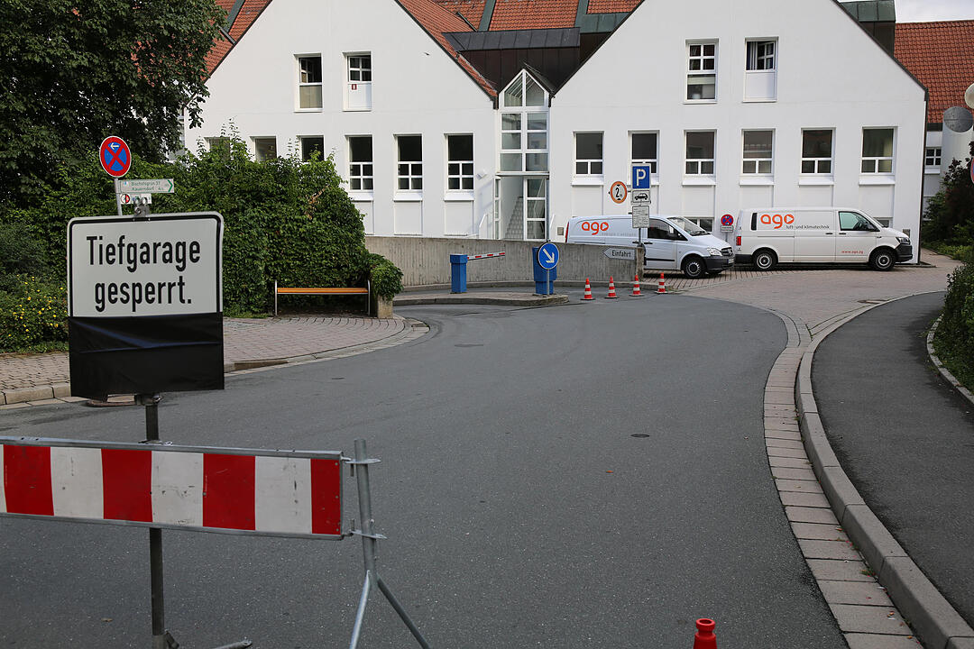 Rohrbruch setzt Tiefgarage unter Wasser - THW und Feuerwehr müssen in der Nacht anrücken – Bauarbeiter übernehmen am Morgen die Reinigungsarbeiten – Tiefgarage bleibt für die Öffentlichkeit gesperrt – Ausmaß des Wasserschadens immer noch erkennbar