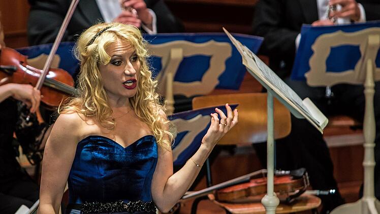 Impressionen vom Auftritt des Alt-Wiener Strauss-Ensembles unter Leitung von Ralph Kulling bei den Johann Strauss Musiktagen in Coburg: Als Vokalsolistin wurde die Sopranistin Victoria Kunze gefiert.Foto: Jochen Berger