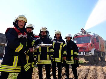 Wasser marsch: Die Feuerwehrmänner auf dem Truppenübungsplatz Wildflecken sind dieser Tage besonders in Alarmbereitschaft. Oberbrandmeister Klaus Krapf (links) und sein Team tun alles, damit auf dem 7300 Hektar großen Gelände buchstäblich nichts anbrennt. Mit der speziellen Lösch-Lanze können sogar unterirdische Brände bekämpft werden.  Foto: Gerhard Fischer