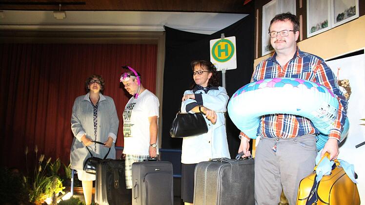 Betty, Emil, Helga und Oswald bei der Abfahrt zur Kur