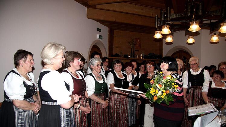 Eleonore Marabini wurde zur Ehrenchorleiterin ernannt.     Foto: Richard Sänger
