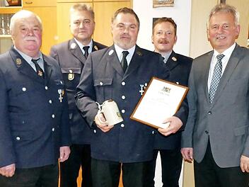 Vorsitzender Josef Witzgall und Kreisbrandinspektor Friedrich Weinlein (von links) sowie Bürgermeister Werner Diersch und Kommandant Ludwig Beierlein (von rechts) gratulierten Bernd Ott für 25 Jahre Dienstzeit in der Feuerwehr.  Foto: Dieter Hübner