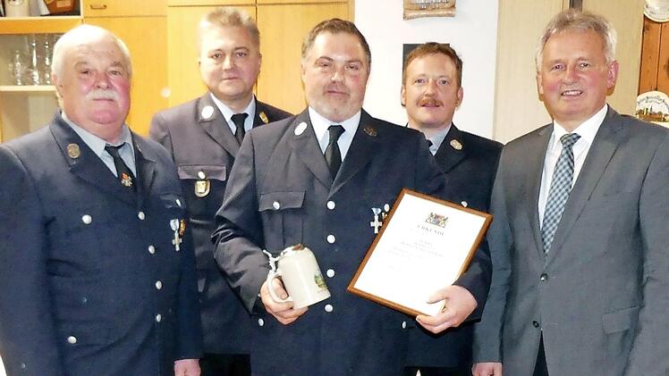 Vorsitzender Josef Witzgall und Kreisbrandinspektor Friedrich Weinlein (von links) sowie Bürgermeister Werner Diersch und Kommandant Ludwig Beierlein (von rechts) gratulierten Bernd Ott für 25 Jahre Dienstzeit in der Feuerwehr.  Foto: Dieter Hübner