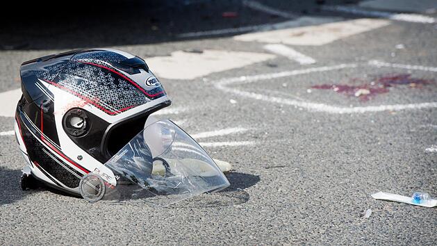 Ein 19 Jahre alter Motorradfahrer ist bei einem Unfall am Sonntagnachmittag gegen 17.38 Uhr  auf der Staatsstra&szlig;e 2305 zwischen Sch&ouml;llkrippen und Wiesen im Landkreis Aschaffenburg  lebensgef&auml;hrlich verletzt worden.  Symbolfoto: Julian Stratenschulte/dpa