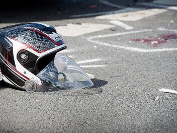 Ein 19 Jahre alter Motorradfahrer ist bei einem Unfall am Sonntagnachmittag gegen 17.38 Uhr  auf der Staatsstra&szlig;e 2305 zwischen Sch&ouml;llkrippen und Wiesen im Landkreis Aschaffenburg  lebensgef&auml;hrlich verletzt worden.  Symbolfoto: Julian Stratenschulte/dpa