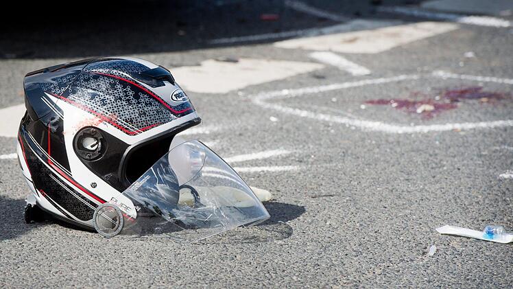 Ein 19 Jahre alter Motorradfahrer ist bei einem Unfall am Sonntagnachmittag gegen 17.38 Uhr  auf der Staatsstra&szlig;e 2305 zwischen Sch&ouml;llkrippen und Wiesen im Landkreis Aschaffenburg  lebensgef&auml;hrlich verletzt worden.  Symbolfoto: Julian Stratenschulte/dpa