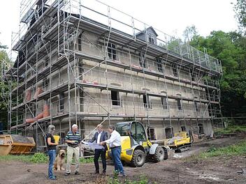 Bei einer Baustellenbesprechung vor der Rentei. Von links Kerstin Förtsch (Bauleitung Architekturbüro 3D Detsch), Hans Eichhorn (Bauunternehmer), Bürgermeister Rainer Detsch und Planer Jörg Detsch. In diesem Bereich soll auch ein Biergarten entstehen. K.-H. Hofmann