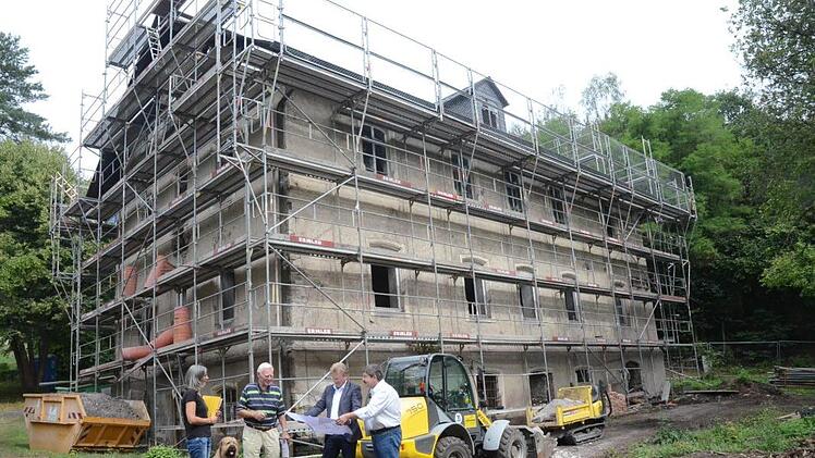 Bei einer Baustellenbesprechung vor der Rentei. Von links Kerstin Förtsch (Bauleitung Architekturbüro 3D Detsch), Hans Eichhorn (Bauunternehmer), Bürgermeister Rainer Detsch und Planer Jörg Detsch. In diesem Bereich soll auch ein Biergarten entstehen. K.-H. Hofmann