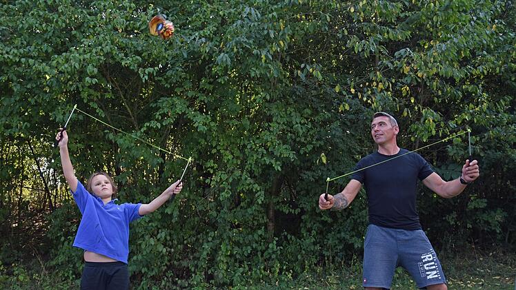Mit dem Diabolo sind kunstvolle Tricks möglich. Unser Bild zeigt Antonio Possa aus Haßfurt (links), der mit Circuschef André Lauenburger fleißig übt.  Foto Ulrike Langer