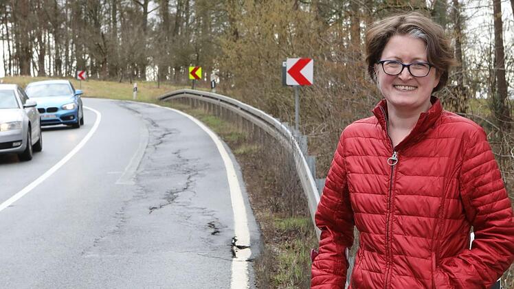 Im Oktober   2015 verunglückte      Ann-Kathrin Ott  in dieser Kurve    bei Effeltrich.    Am unzureichenden   Straßenbelag  von einst     hat sich  bis  heute   nichts geändert. Foto: Barbara Herbst