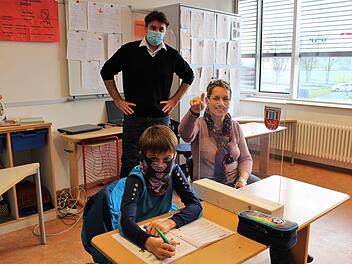 Wie Luca aus der Klasse 3a werden künftig alle Schüler der Grundschule Pommersfelden durch transparente Scheiben voneinander getrennt sein. Im Bild rechts Schulleiterin Cordula Schmeidl, hinten Bürgermeister Gerd Dallner.    Foto: Evi Seeger