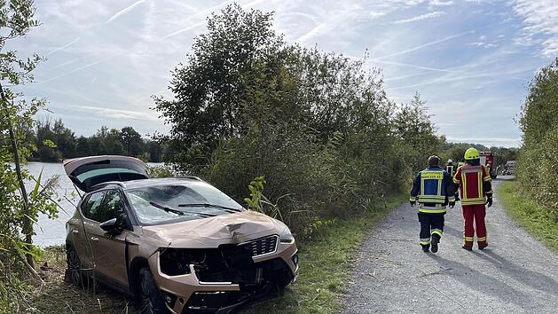 Aus noch ungekl&auml;rter Ursache landete am 3. Oktober ein Auto in der Kiesw&auml;sch bei Kulmbach, nachdem es zuvor gegen einen Baum geprallt war. Foto: Archiv/News 5/Fricke