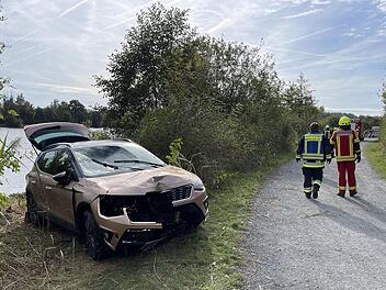 Aus noch ungeklärter Ursache landete am 3. Oktober ein Auto in der Kieswäsch bei Kulmbach, nachdem es zuvor gegen einen Baum geprallt war. Foto: Archiv/News 5/Fricke