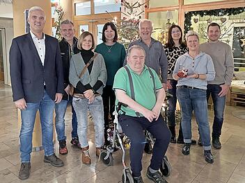 Das Ottendorfer Glühweinbuden-Team bedachte das BRK-Seniorenhaus Ludwigsstadt mit einer Spende in Höhe von insgesamt 1000 Euro.
