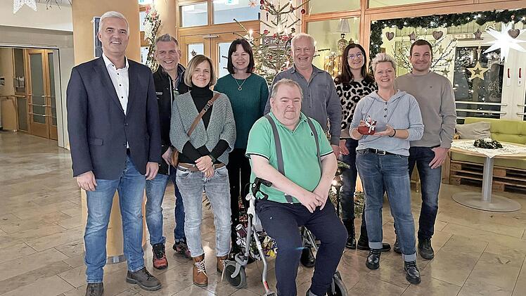 Das Ottendorfer Glühweinbuden-Team bedachte das BRK-Seniorenhaus Ludwigsstadt mit einer Spende in Höhe von insgesamt 1000 Euro.