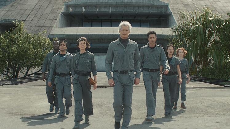 Im Einsatz f&uuml;r den Konzern in der neuen "sch&ouml;nen" Zukunftswelt von "Alien: Earth" (von links): Jonathan Ajayi als Smee, Adarsh Gourav als Slightly, Sydney Chandler als Wendy, Timothy Olyphant als Kirsh, Kit Young als Tootles, Erana James als Curly und Lily Newmark als Nibs.