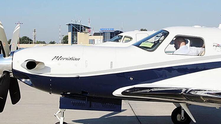 Ankunft in Breslau. Obwohl das Terminal nur wenige Meter entfernt ist, müssen die Flugzeuginsassen mit dem Auto fahren.