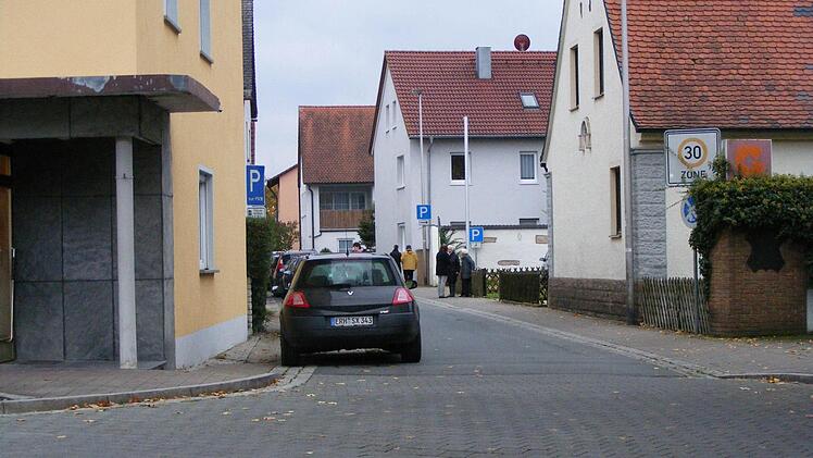 An der Einmündung zur Haupstraße dürfen Autos uneingeschränktparken - auch weiterhin.