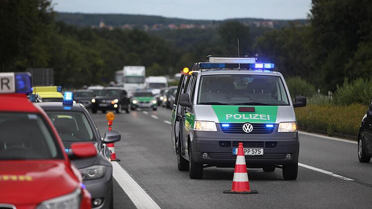 Auf der A3, Höhe Pommersfelden, sind bei einem schweren Autounfall zwei Menschen gestorben. Sie sind in ihrem brennenden Fahrzeug, einem italienischen Sportwagen, ums Leben gekommen. Foto: News5/Fuchs