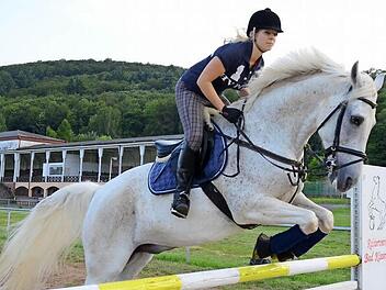 Will ihren Teil dazu beitragen, den Mannschafts-Titel nach Bad Kissingen zu holen: Bettina Antretter auf "Summer Dream". Foto: Doris Bauer