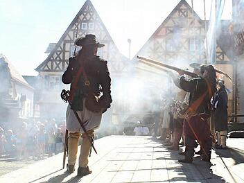 Rrrrumms! Lautes Knallen der Musketen. Beim Betrachten des Bildes meint man den Pulverdampf förmlich zu riechen, den die Stadtgarde beim Abfeuern ihrer Musketen auf dem Marktplatz erzeugte.  Fotos: Markus Häggberg
