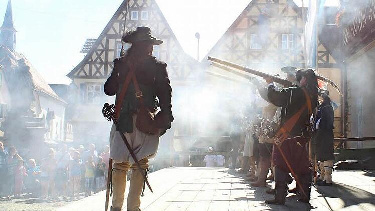 Rrrrumms! Lautes Knallen der Musketen. Beim Betrachten des Bildes meint man den Pulverdampf förmlich zu riechen, den die Stadtgarde beim Abfeuern ihrer Musketen auf dem Marktplatz erzeugte.  Fotos: Markus Häggberg