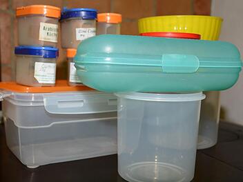 Vorratsdosen aus Plastik gibt es in jedem Haushalt. Und sie scheinen sich im Lauf der Jahre wie von selbst zu vermehren. Foto: Dagmar Besand