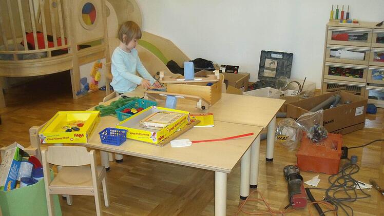 Der Krippenraum - Handwerkszeug und Spielzeug nebeneinanderFoto: Anette Schreiber