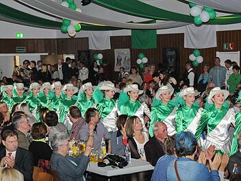 Im Takt voraus: Der Einmarsch der Garde bei der 39. Effeltricher Prunksitzung am Samstagabend.  Fotos: Karl Heinz Wirth