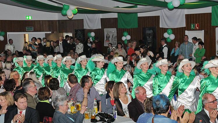 Im Takt voraus: Der Einmarsch der Garde bei der 39. Effeltricher Prunksitzung am Samstagabend.  Fotos: Karl Heinz Wirth